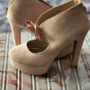 Elegant Cream High Heels with Bow Accent